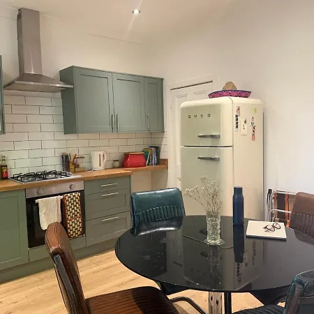 Boho Retro Newly Refurbed, 4 Double Bedroom House Holiday home