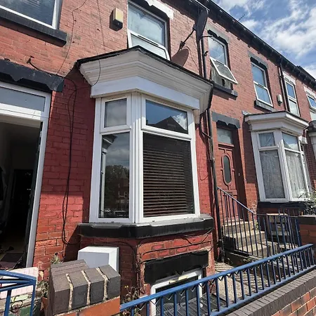 Boho Retro Newly Refurbed, 4 Double Bedroom House Holiday home *